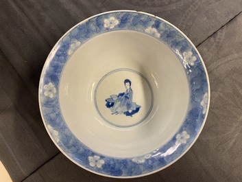 Deux bols de type klapmuts en porcelaine de Chine en bleu et blanc, Kangxi